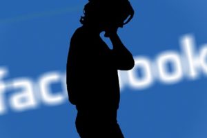 Facebook valt tegen